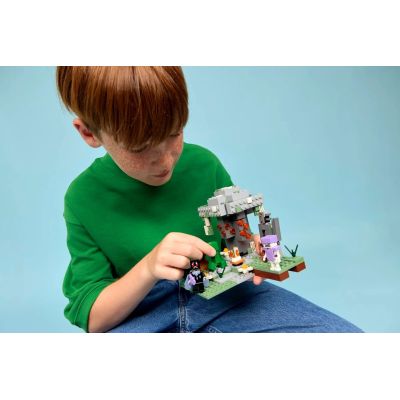 2. LEGO Minecraft 21586 Pale Garden