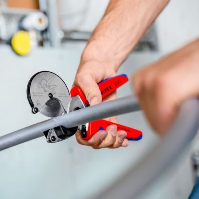 8. KNIPEX PIPE CUTTER FOR COMPOSITE AND PLASTIC PIPES