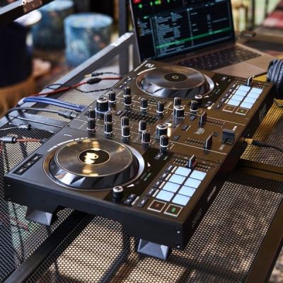 19. Hercules DJControl Inpulse 500 - 2-channel DJ controller