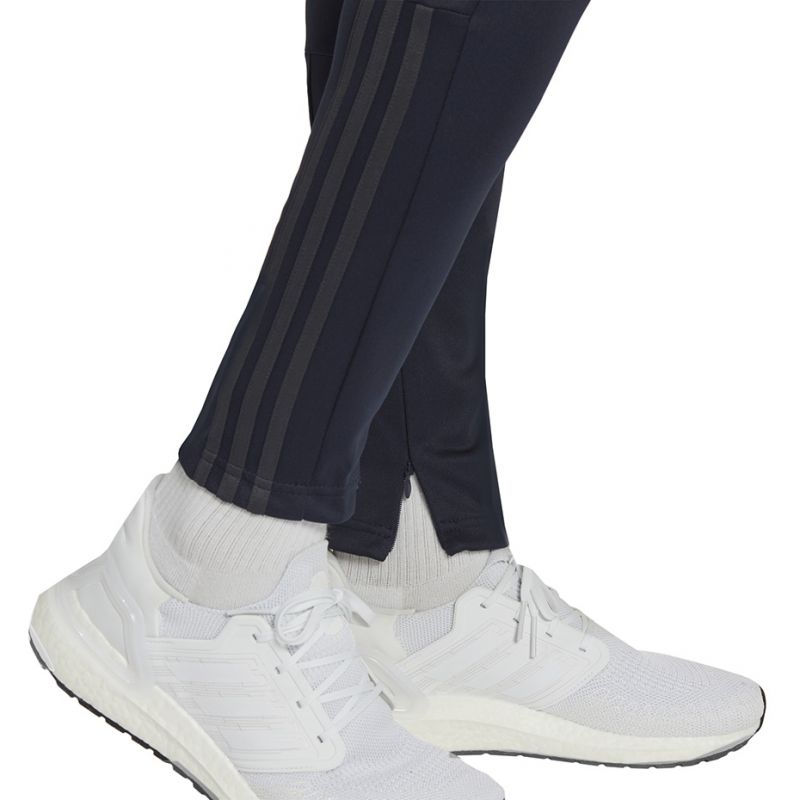 9. Tracksuit adidas Slim Zipped M HK4467