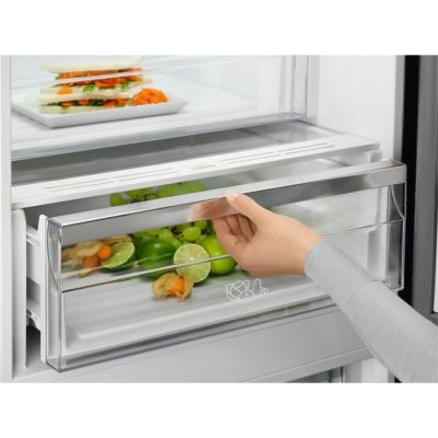 4. ELECTROLUX LNC7ME32X3 fridge-freezer