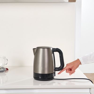 4. Black+Decker BXKE2201E Electric Kettle (2200 W; 1.7 l)