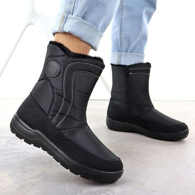 3. Women's flat insulated snow boots, black, Potocki SU33310