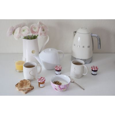 30. SMEG KLF04CREU electric kettle cream
