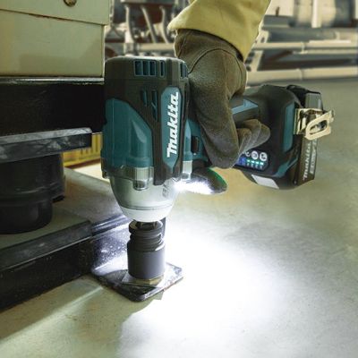 4. Makita cordless impact wrench SPUGINIS VERŻTAKLIS 18V 1/2 "330Nm 2x5.0Ah lagaminas MAKPAC DTW301RTJ