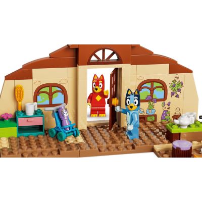 6. LEGO Bluey 11221 - School with Ryżyk and Blue