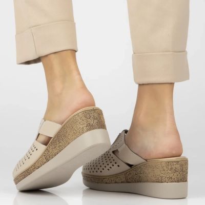 6. Leather wedge sandals with closed heel, beige, Filippo DK6818