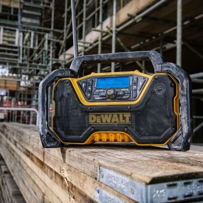 4. 18/54V XR DCR029-QW DEWALT Construction Radio