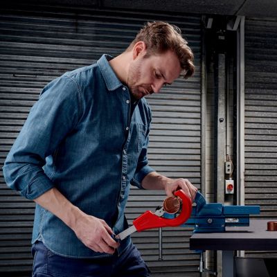 43. Knipex 90 31 03 BK hand pipe cutting tool Pipe cutter