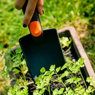 14. NARROW GARDEN SHOVEL
