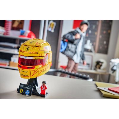 10. LEGO Editions 43022 - Lewis Hamilton Scuderia Ferrari HP Helmet