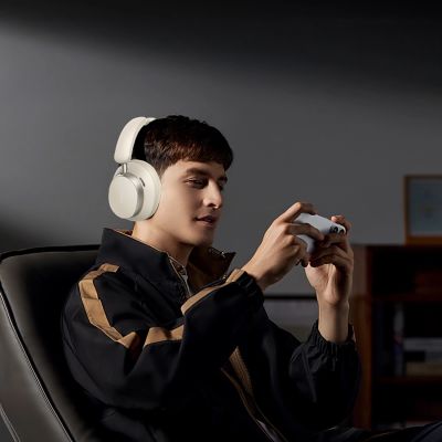 3. Ugreen Studio Pro Hybrid HP206 On-Ear Headphones with Active Noise Cancellation (ANC) - White