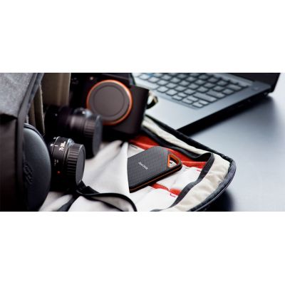 4. SanDisk Extreme PRO Portable External SSD (2TB; USB 3.2; 2000MB/s; SDSSDE81-2T00-G25)