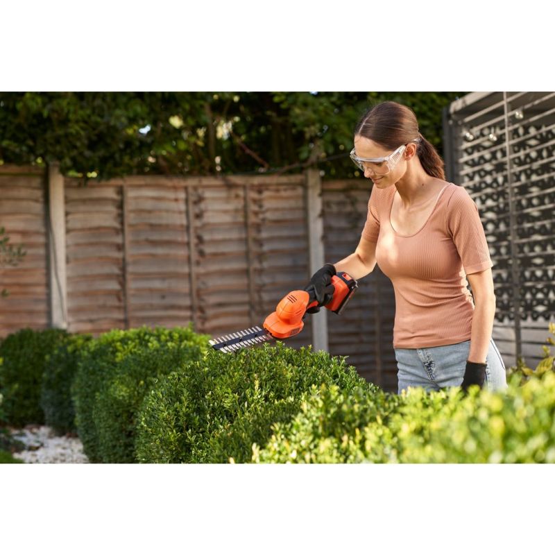 25. 18V Cordless Hedge Trimmer, 20cm BCSS18D1-QW BLACK+DECKER