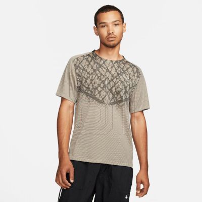 7. Nike Dri-FIT ADV Run Division Techknit M DQ4778-010 T-shirt