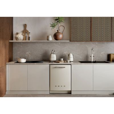 70. Smeg KLF03CREU Electric Kettle 1.7 L 2400 W Cream