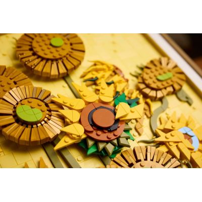 8. LEGO Art 31215 "Sunflowers" Vincent van Gogh