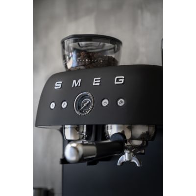 10. Smeg EGF03BLMEU coffee machine Manual espresso machine 2.4 l