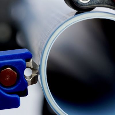 40. Knipex 90 23 01 BK hand pipe cutting tool Pipe cutter