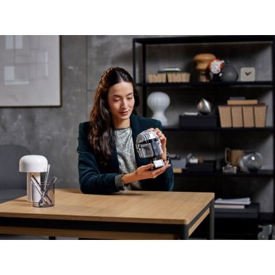 11. LEGO Star Wars TM 75328 The Mandalorian's Helmet