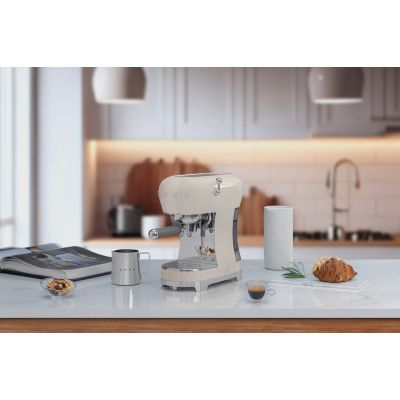 17. SMEG Coffee Machine (ECF02CREU) creme