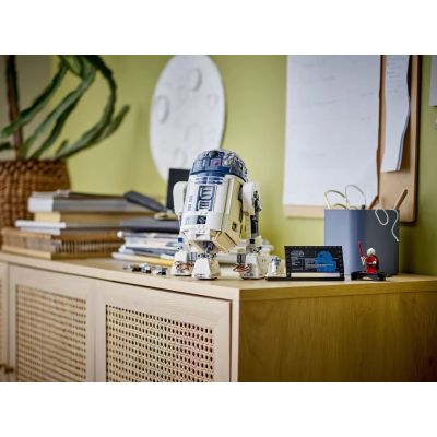 9. LEGO Star Wars 75379 R2-D2