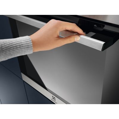 6. ELECTROLUX EOF3H00BX Oven