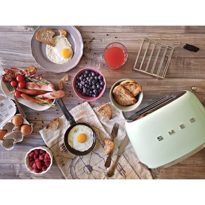 12. SMEG TSF01PGEU toaster pastel green