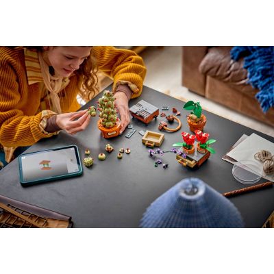8. LEGO Harry Potter 76474 - Hogwarts Herbology Plants