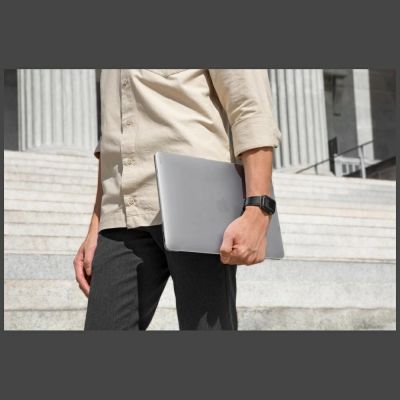 8. Uniq Vero Case for MacBook Pro 14" M1-M4 (2021-2024) - Transparent