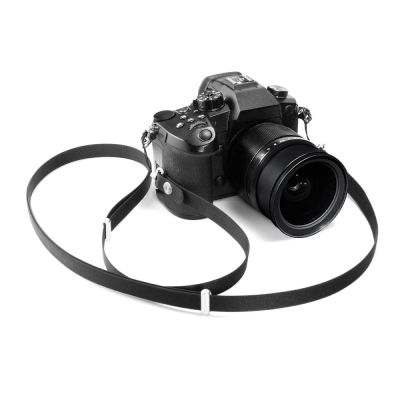 9. Spigen DA30L phone lanyard - black