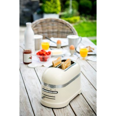 4. KitchenAid 5KMT2204EAC Toaster