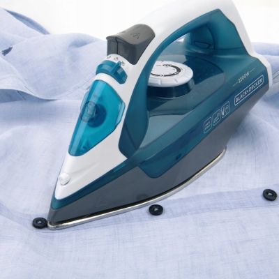 4. Black+Decker BXIR2200E Steam Iron (2200W; White and Blue)