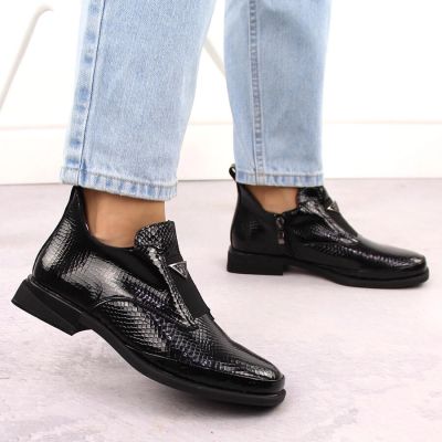 17. Women’s black crocodile-effect patent leather ankle boots with decorative detail, Filippo DBT6425