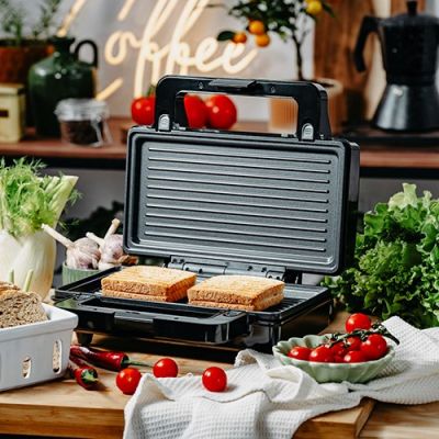10. ADLER AD 3073 sandwich maker