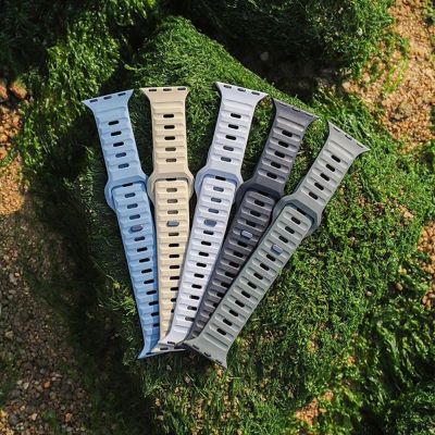 7. Tech-Protect IconBand Line Strap for Apple Watch 4 / 5 / 6 / 7 / 8 / 9 / SE / Ultra 1 / 2 (42/44/45/49 mm) - Orange