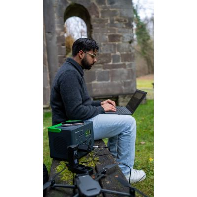 2. Portable Power Station APC OffGrid 730, 738 Wh lithium-ion, LCD, 2 CEE 7/3 Schuko sockets, Sinewave, 3 USB-A, 2 USB-C, wireless charger
