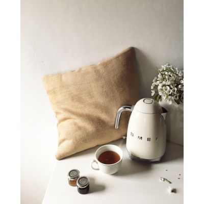 65. Smeg KLF03CREU Electric Kettle 1.7 L 2400 W Cream