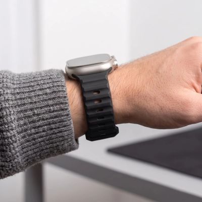 7. Tech-Protect Silicone Line Strap for Apple Watch 44 / 45 / 46 / 49 mm - Black