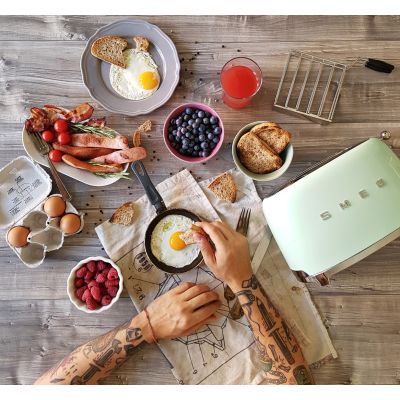 16. SMEG TSF01PGEU toaster pastel green