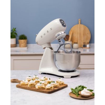 8. SMEG SMF05CREU Kitchen Machine