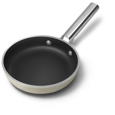 7. Smeg FPF2002CRM frying pan