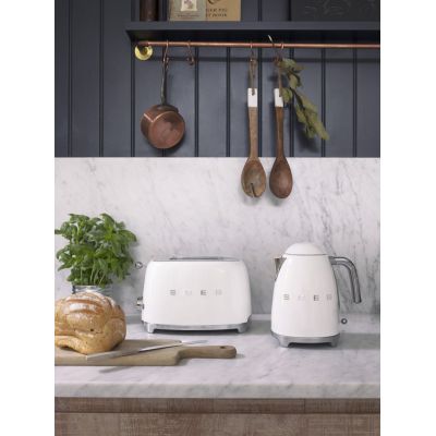 63. Smeg KLF03CREU Electric Kettle 1.7 L 2400 W Cream