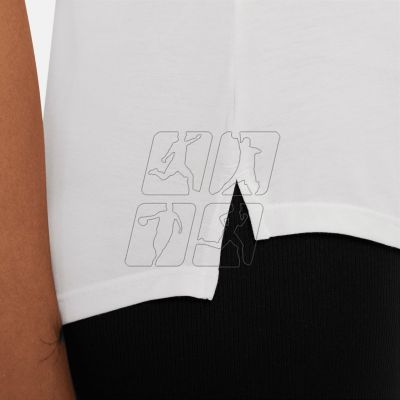 4. T-shirt Nike Dri-FIT UV One Luxe W DD0618-100