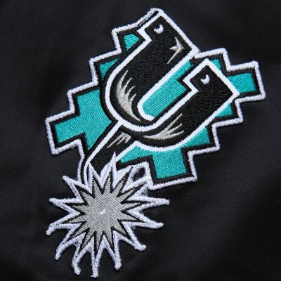 3. Mitchell & Ness Lightweight Satin Bomber San Antonio Spurs M Jacket SJKT6599-SASYYPPPBLCK