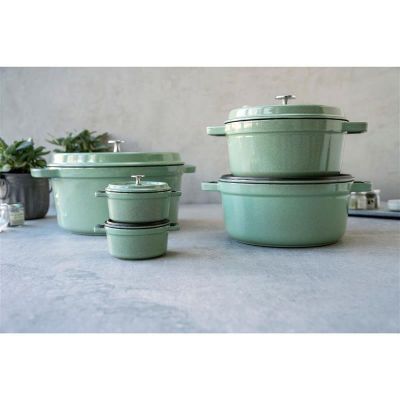 3. STAUB 40508-706-0 round cast iron pot - 5.2 l mint