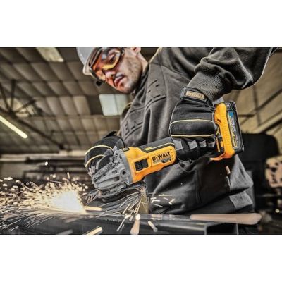 4. DeWALT DCG405H2T-QW Floor Polisher/Sander