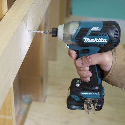 3. MAKITA IMPACT DRIVER 12V TD111DSAE 135Nm 2x2.0Ah BL