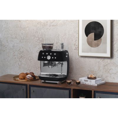 4. Smeg EGF03BLEU coffee machine Manual espresso machine 2.4 l