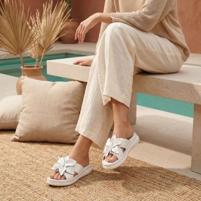 6. Women's leather flip-flops with a flower, white Filippo DK7762